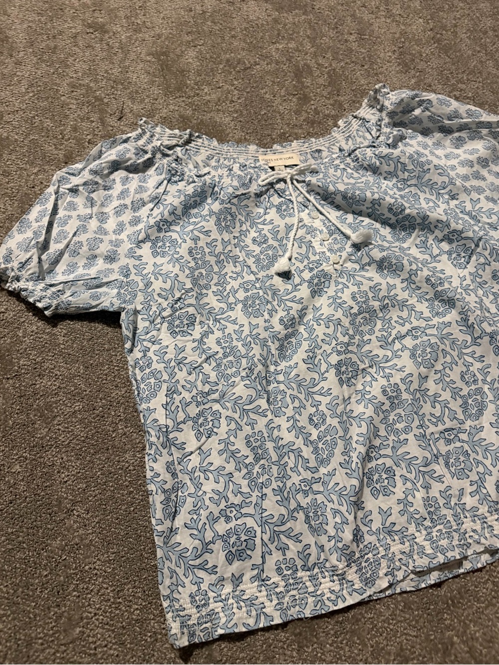 Jones New York women’s white and blue floral short sleeve top size large‎